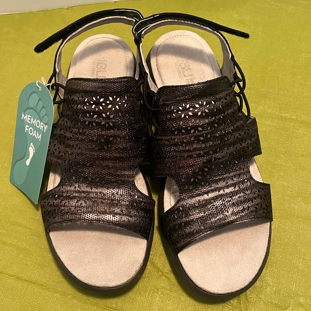 Women’s wedge sandals